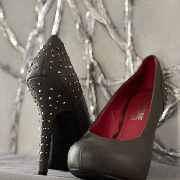 Size 8 1/2 Gray Platform Studded Pumps - Picture 6 of 10